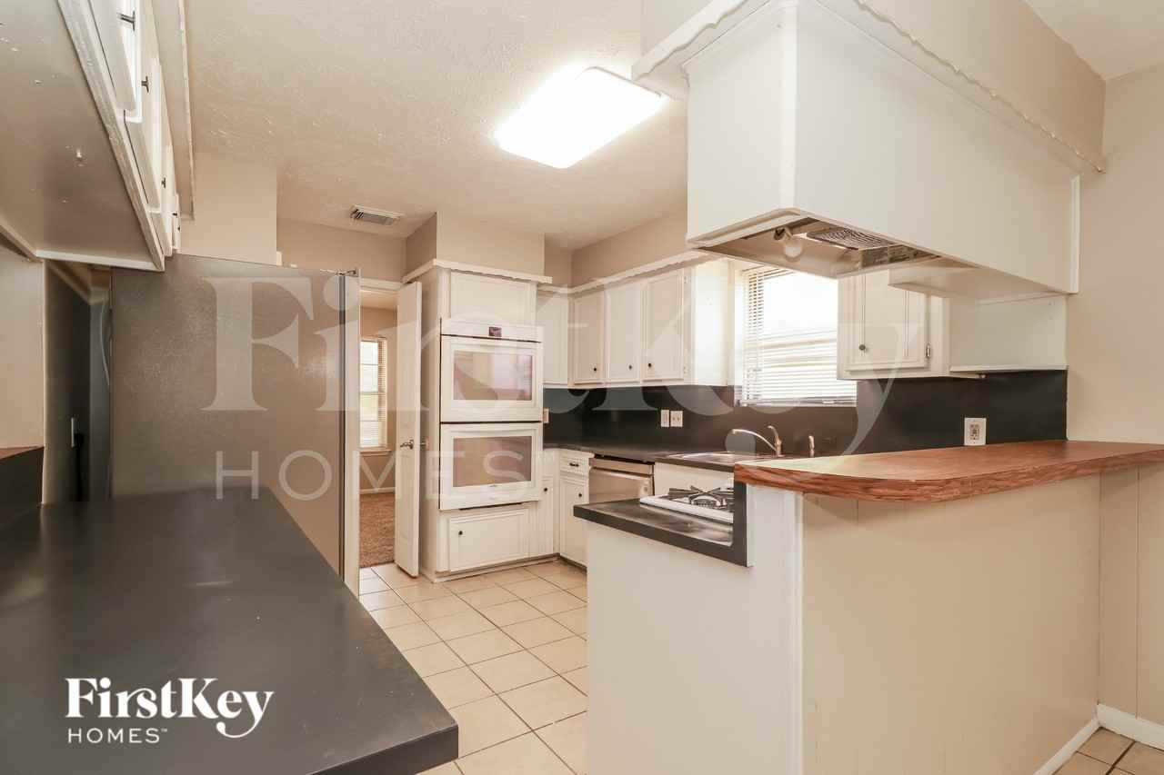 9727 John Bank Dr - Photo 7 of 16