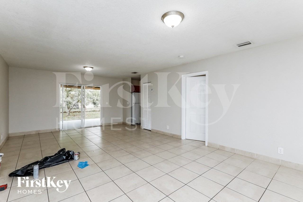 420 Nw 42nd St - Photo 3 of 16