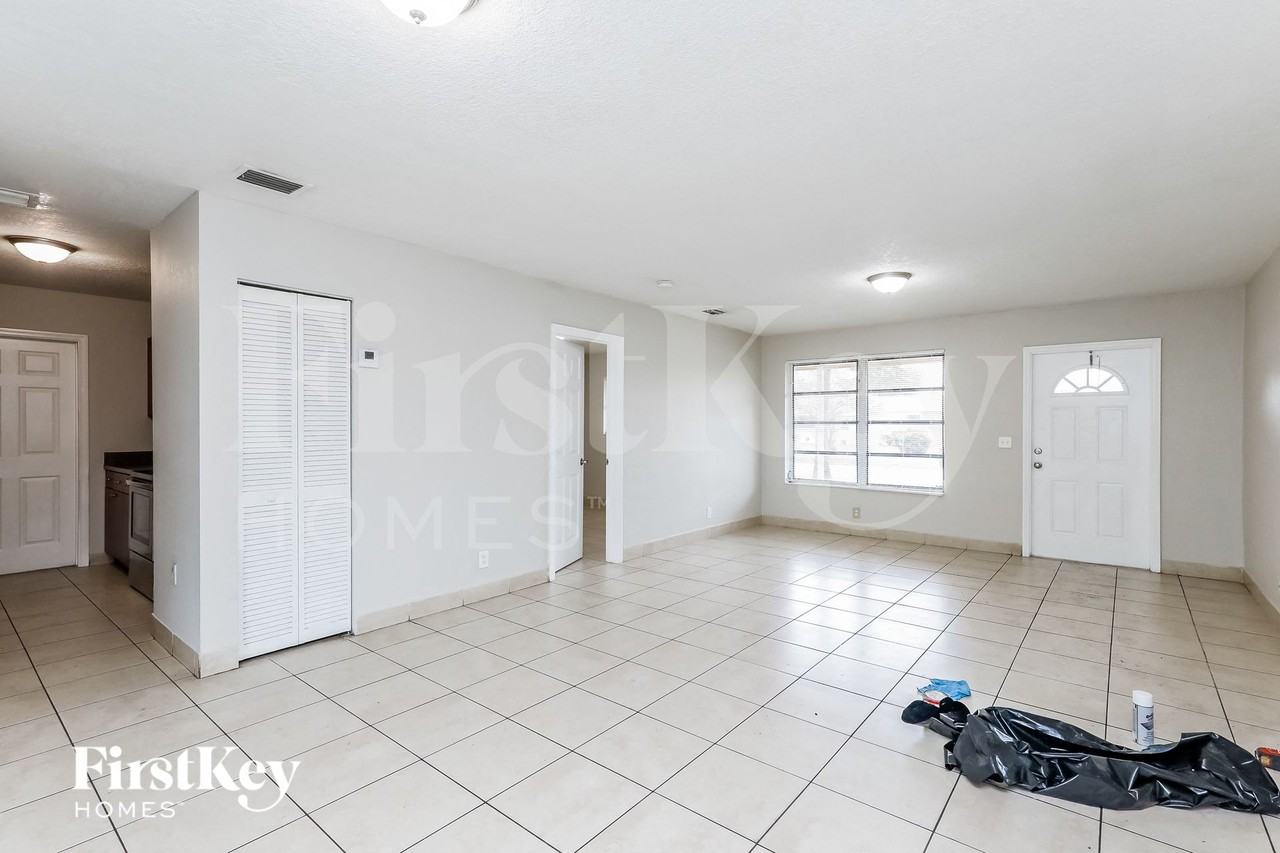 420 Nw 42nd St - Photo 4 of 16