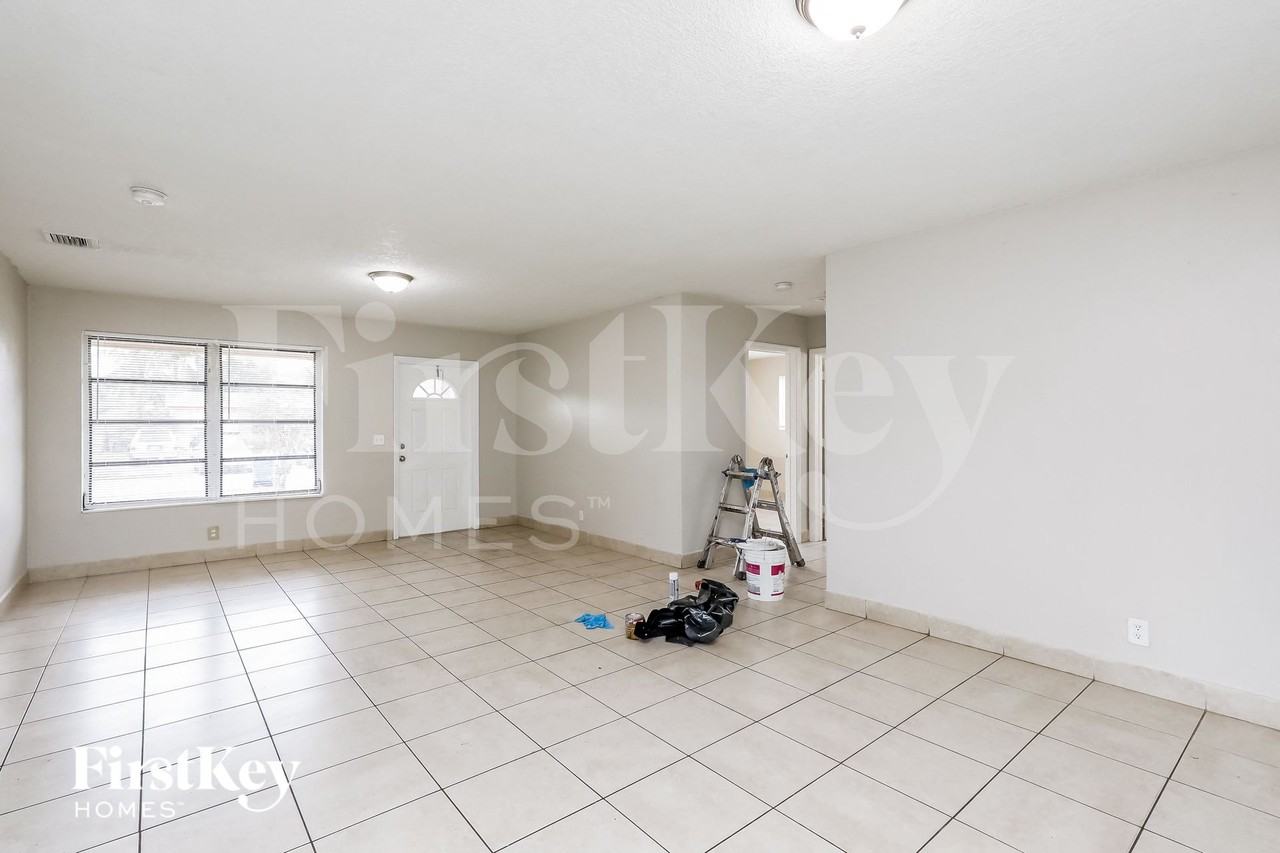 420 Nw 42nd St - Photo 5 of 16