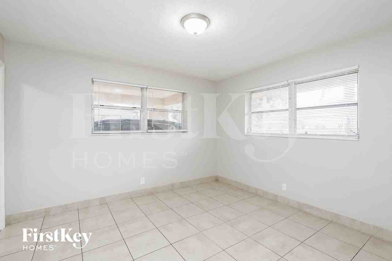 420 Nw 42nd St - Photo 6 of 16