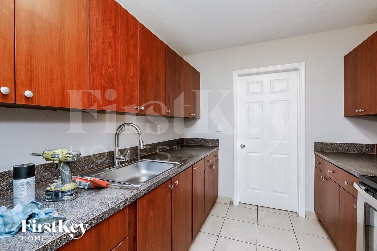 420 Nw 42nd St - Photo 7 of 16