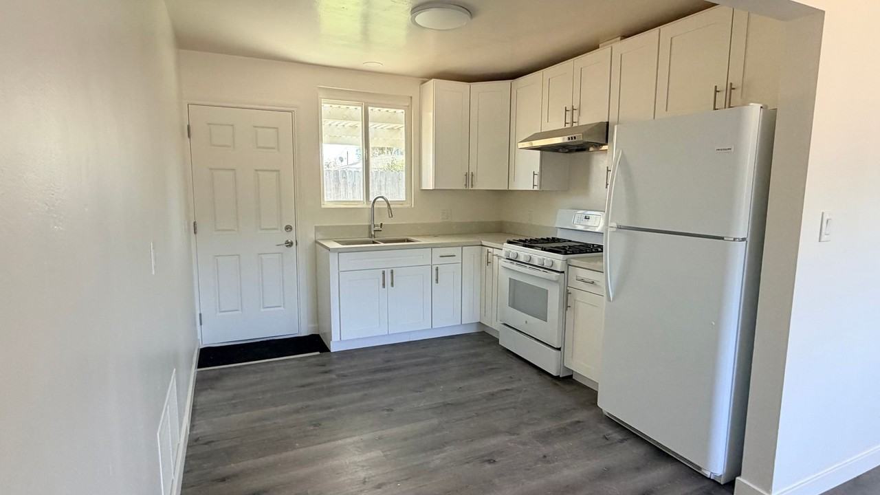 1055 11th St - Photo 5 of 13