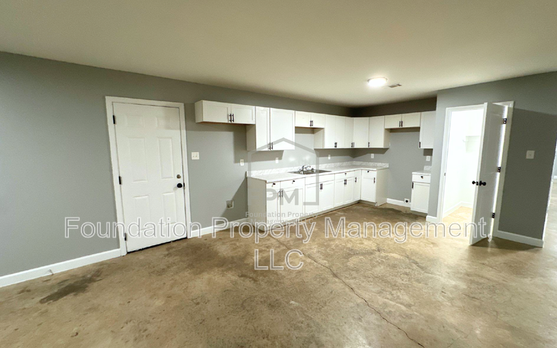 1247 Englewood St - Photo 3 of 18