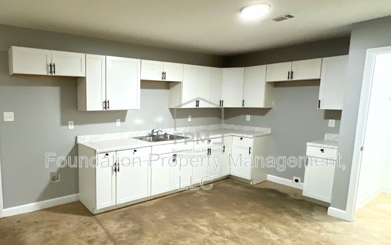 1247 Englewood St - Photo 4 of 18