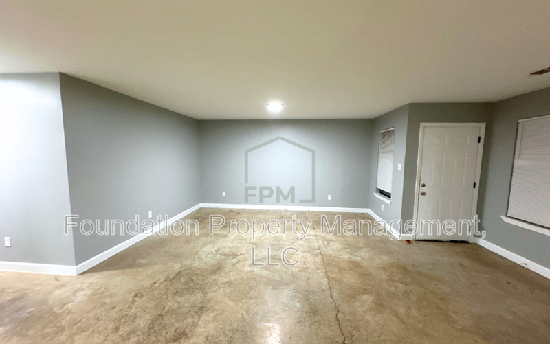 1247 Englewood St - Photo 5 of 18