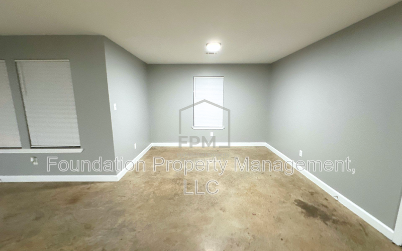 1247 Englewood St - Photo 7 of 18