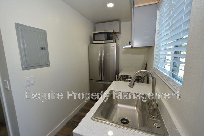 850 1/2 Aileen St - Photo 3 of 10