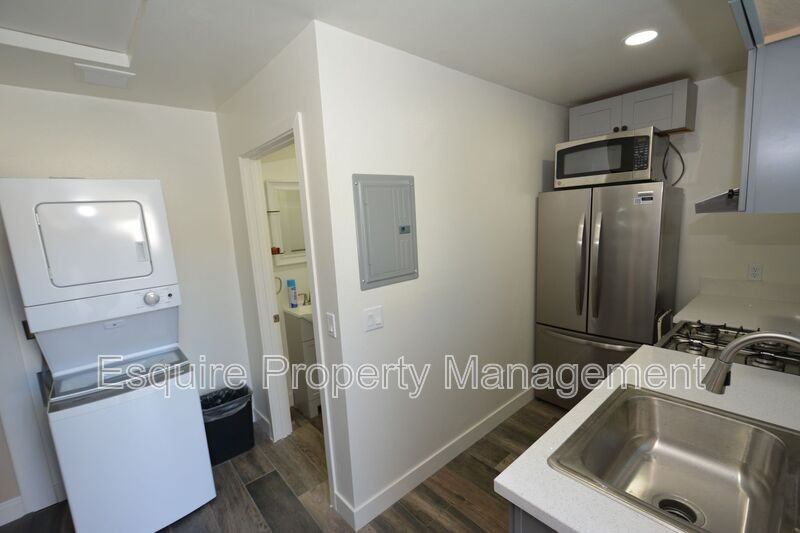 850 1/2 Aileen St - Photo 4 of 10