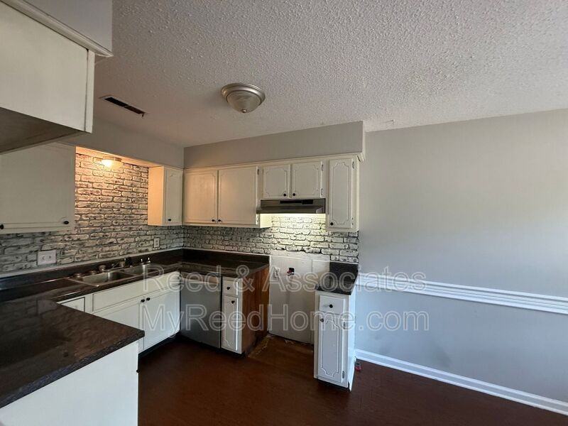 892 Oaklawn Pl - Photo 5 of 12