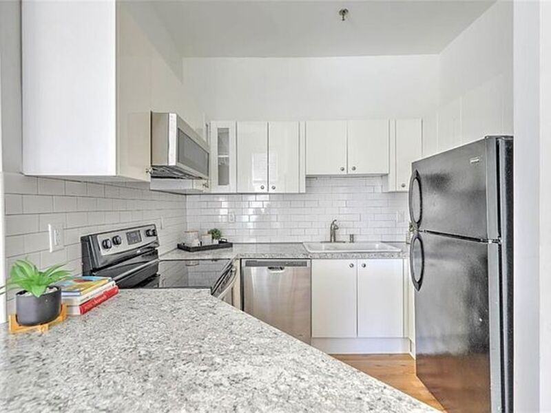385 Westminster St - Photo 3 of 10