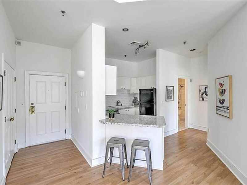 385 Westminster St - Photo 5 of 10