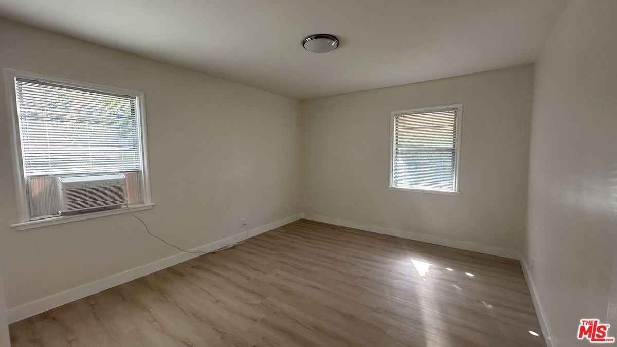 11225 Emelita St - Photo 4 of 11