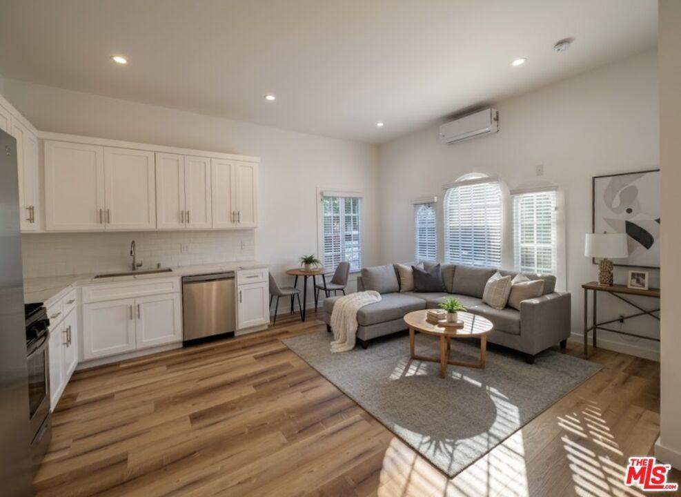 1289 W 22nd St - Photo 3 of 7