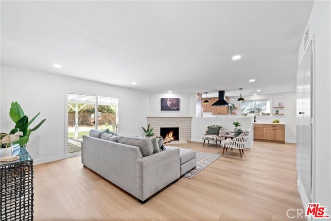 24155 Kittridge St - Photo 4 of 12