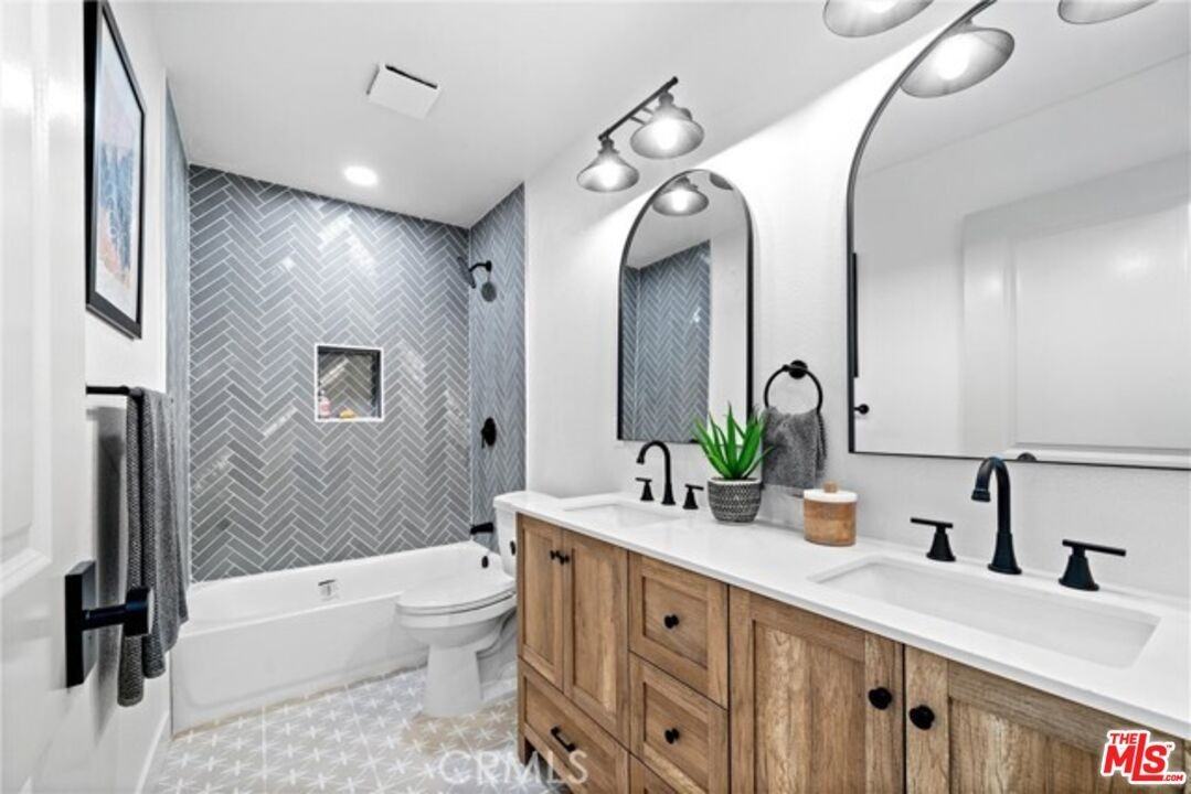24155 Kittridge St - Photo 7 of 12