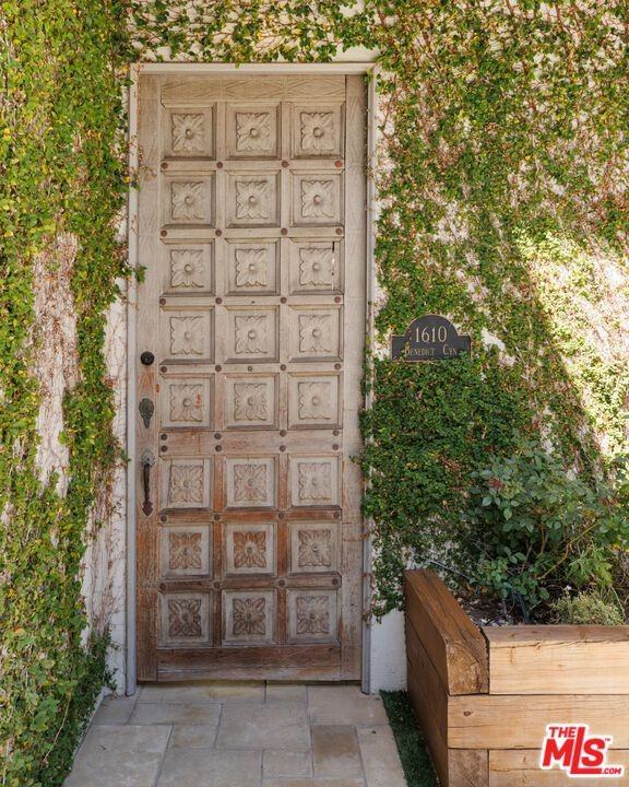 1610 Benedict Canyon Dr - Photo 3 of 24