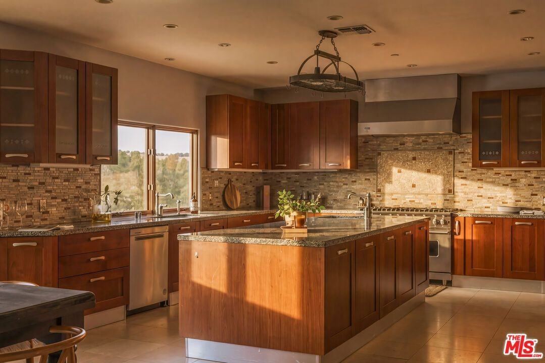 24410 Mulholland Hwy - Photo 6 of 26