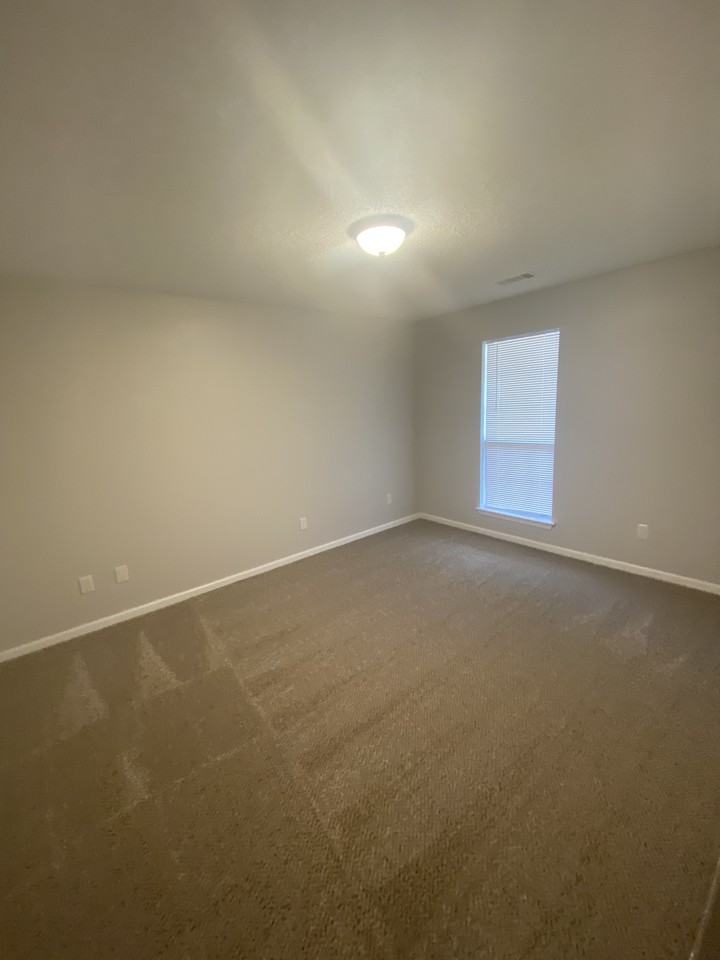 210 Hunters Run Dr - Photo 4 of 10