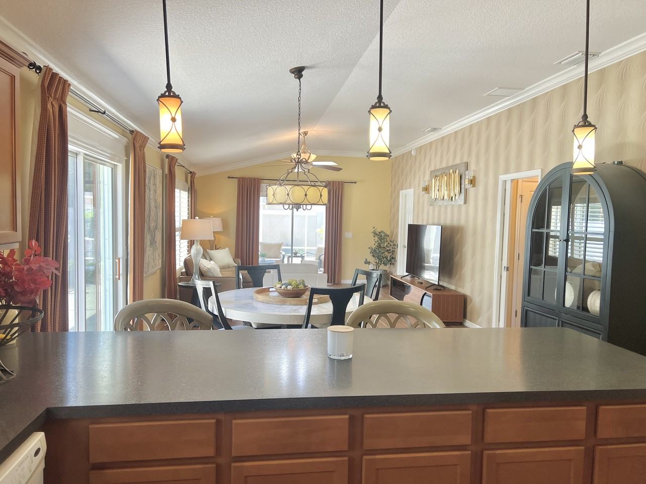 615 Osada Ave - Photo 7 of 44