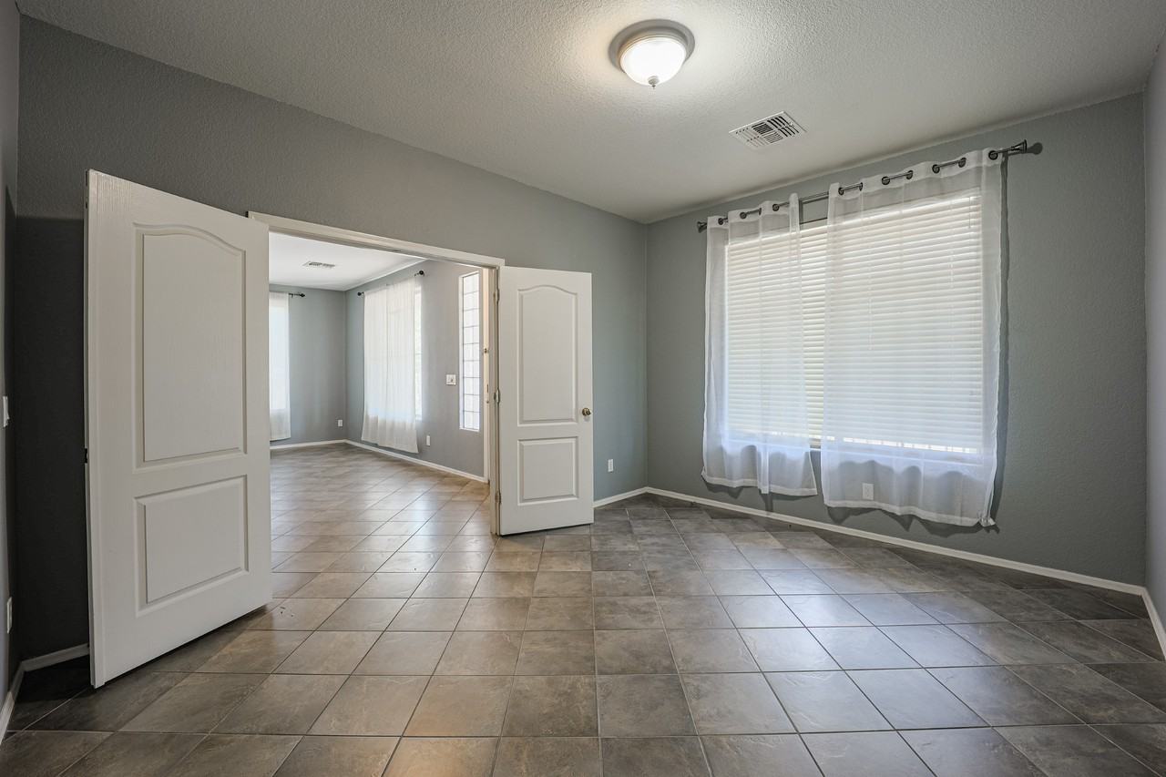 14310 W Mauna Loa Ln - Photo 5 of 30