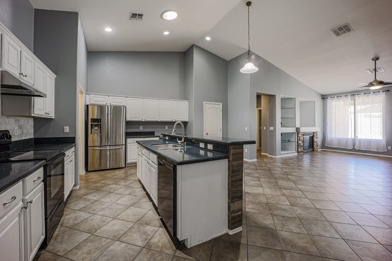 14310 W Mauna Loa Ln - Photo 6 of 30