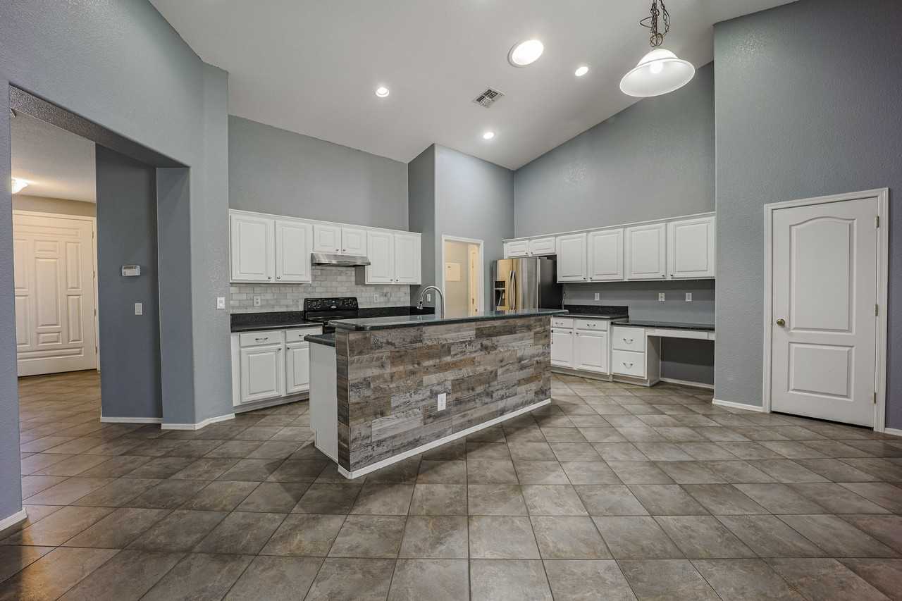 14310 W Mauna Loa Ln - Photo 7 of 30