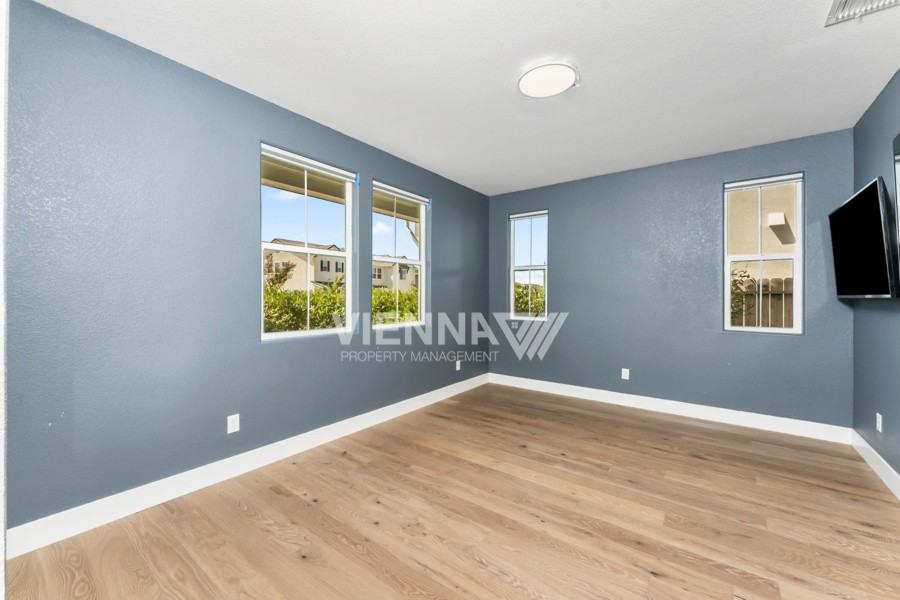 3166 Sofia Dr - Photo 6 of 32