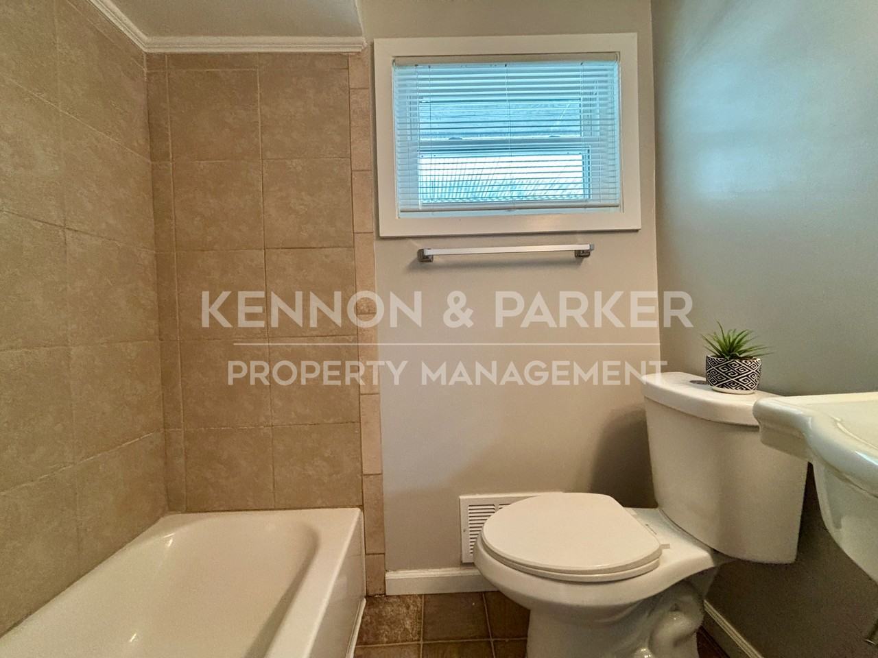 3404 Matilda Ln - Photo 5 of 15