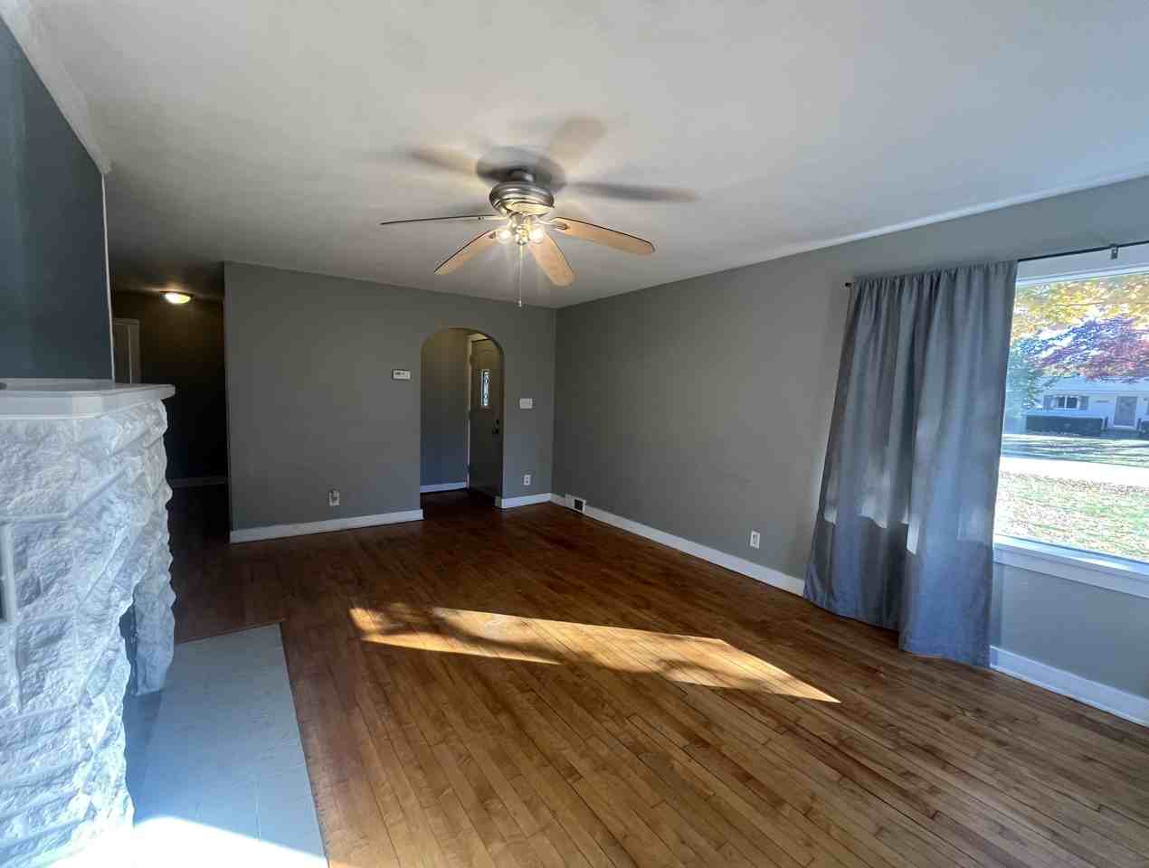 4859 Grand St - Photo 4 of 14