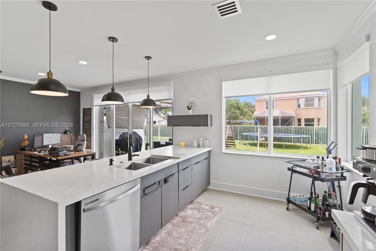 7840 Rockport Circle - Photo 6 of 15