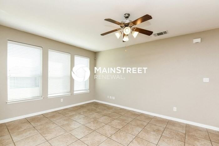 208 Kennedy Dr - Photo 3 of 16