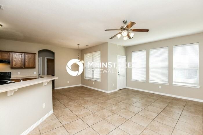 208 Kennedy Dr - Photo 4 of 16