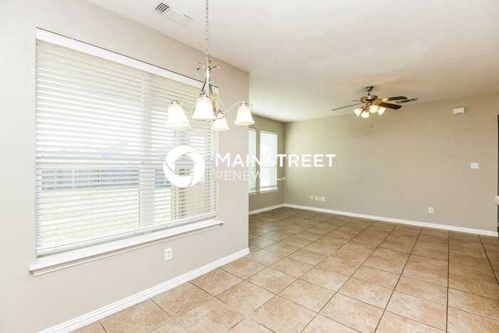208 Kennedy Dr - Photo 6 of 16