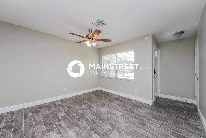 5013 Falmouth Dr - Photo 4 of 16