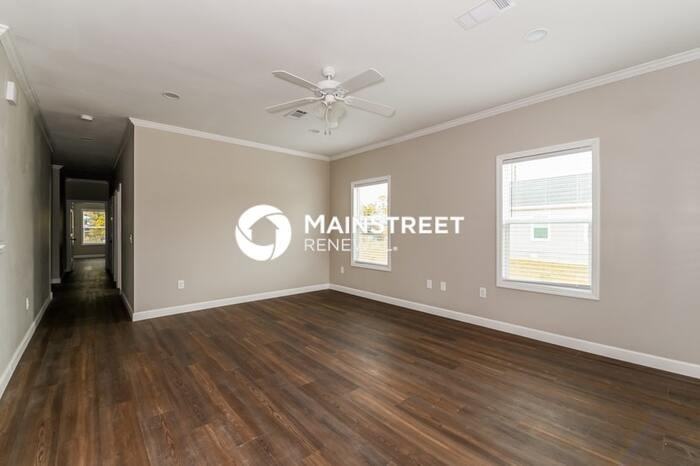 1111 Morton St E - Photo 3 of 16