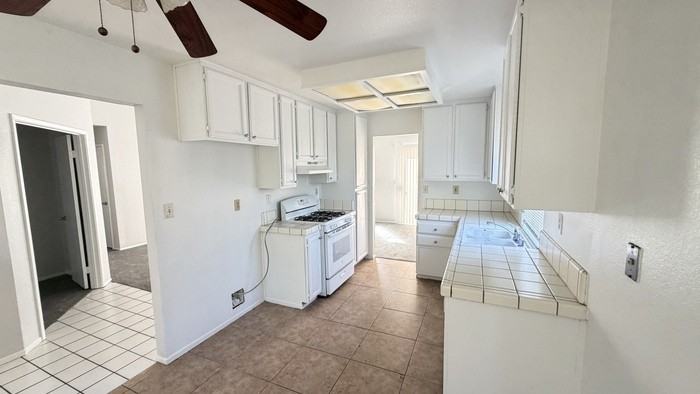 8182 Oak Landing Ct - Photo 4 of 16