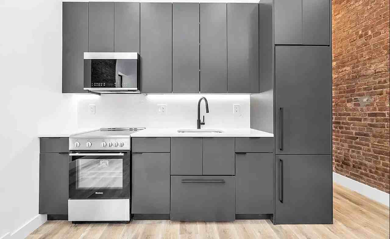 314 W 51st St #2A - Photo 5 of 6