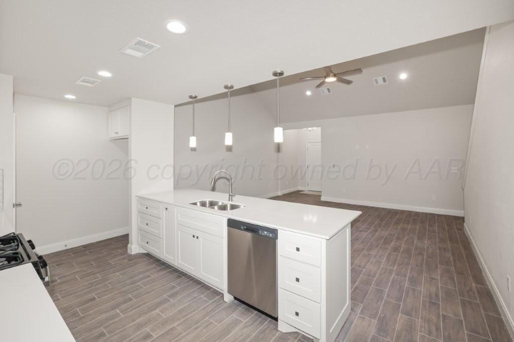 7627 Woodford Ave - Photo 4 of 23