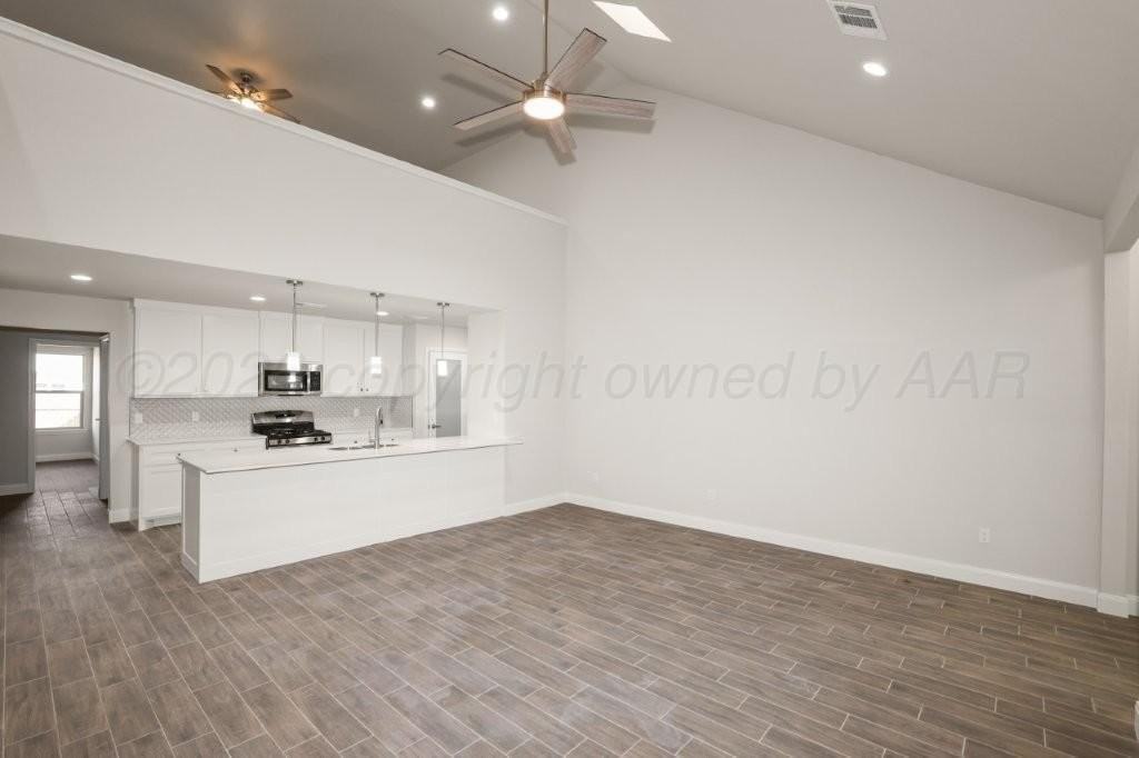 7627 Woodford Ave - Photo 5 of 23