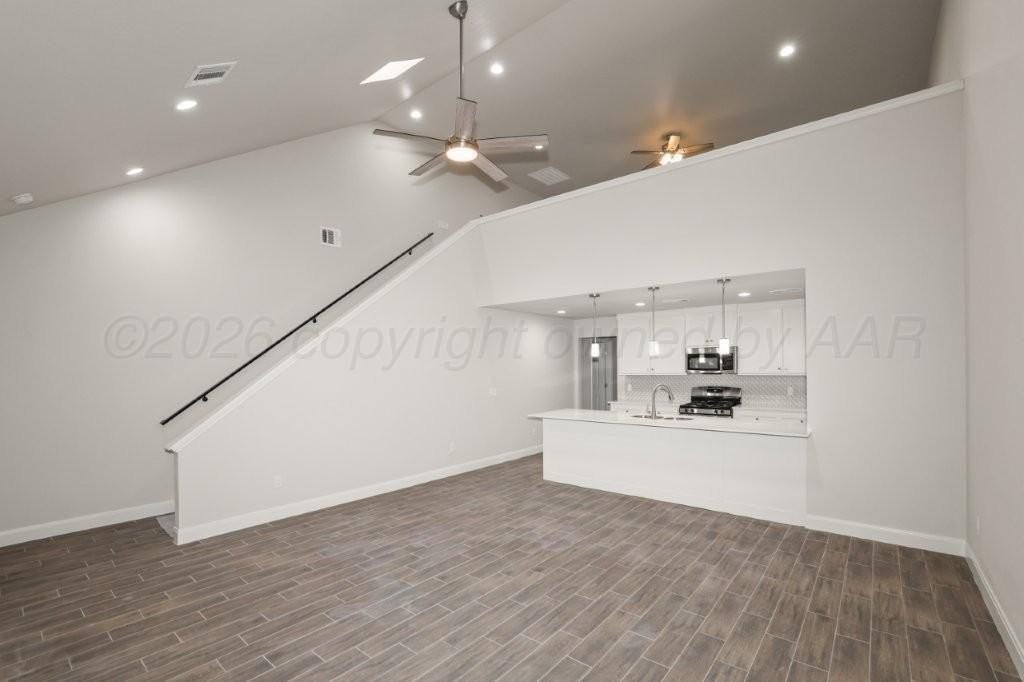 7627 Woodford Ave - Photo 6 of 23