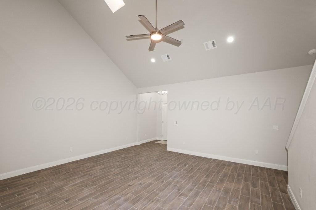 7627 Woodford Ave - Photo 7 of 23