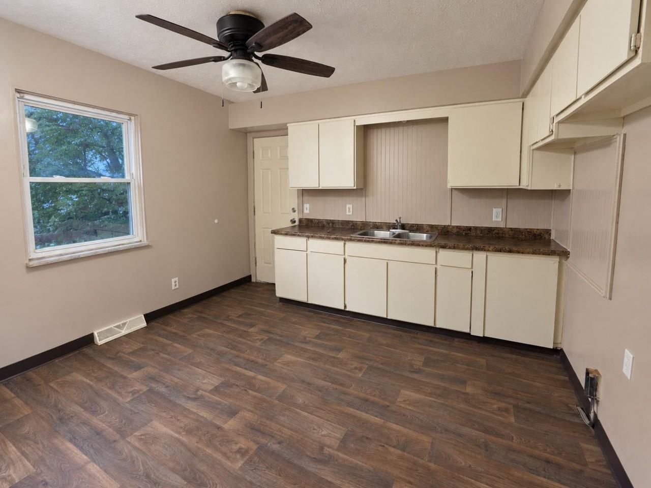 1695 & 1697 Leighton - Photo 4 of 9