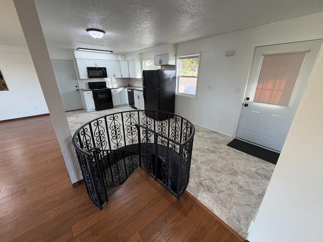 1304 W 5th St - Photo 5 of 20