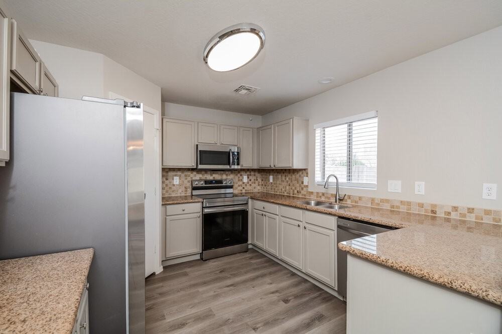 12409 W Corrine Dr - Photo 7 of 17