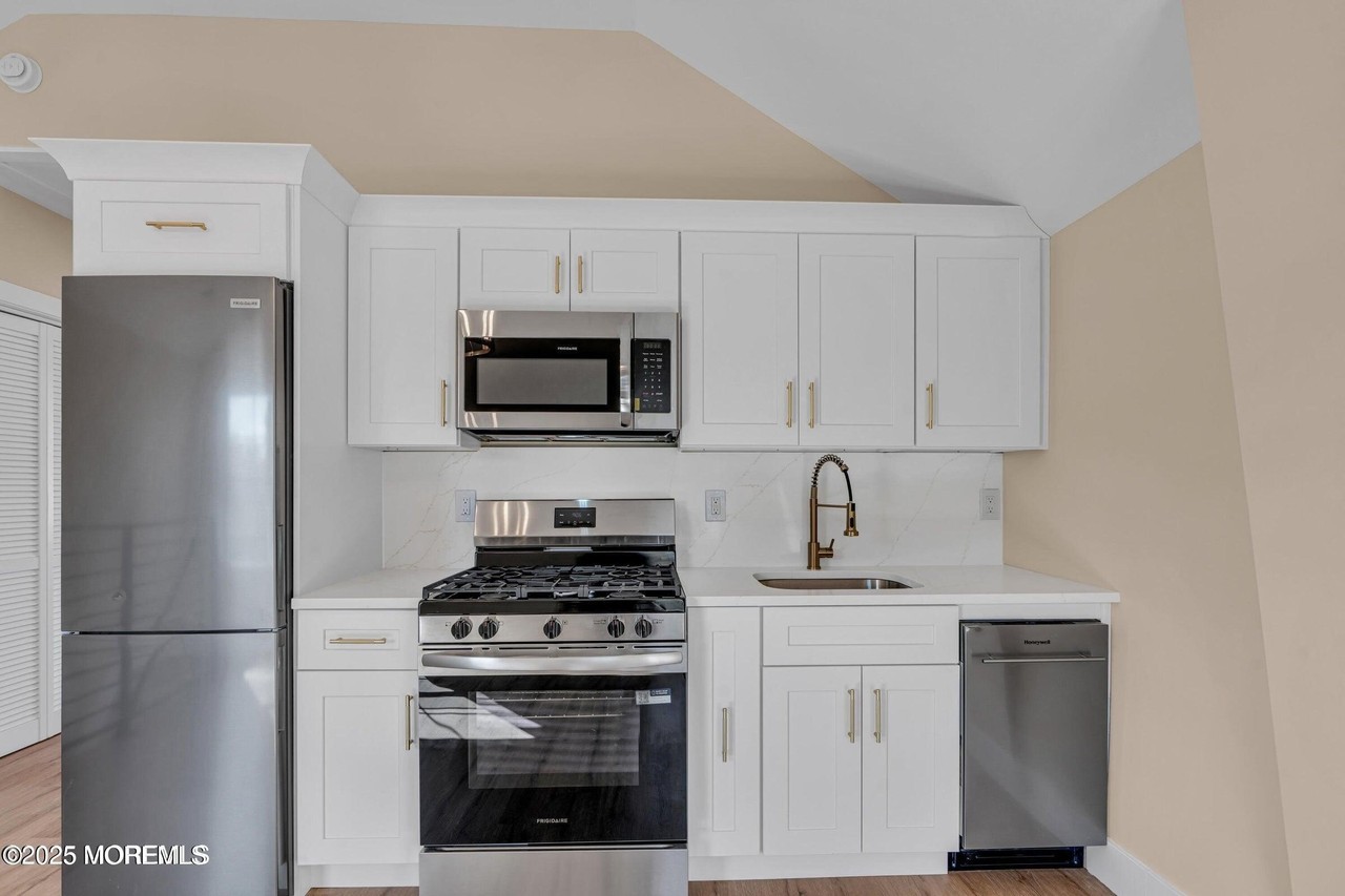 39 Seadrift Ave #2 - Photo 6 of 12