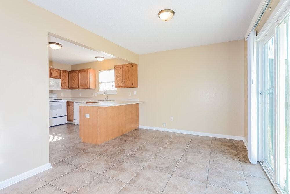 258 Broadmoor Bnd - Photo 7 of 17
