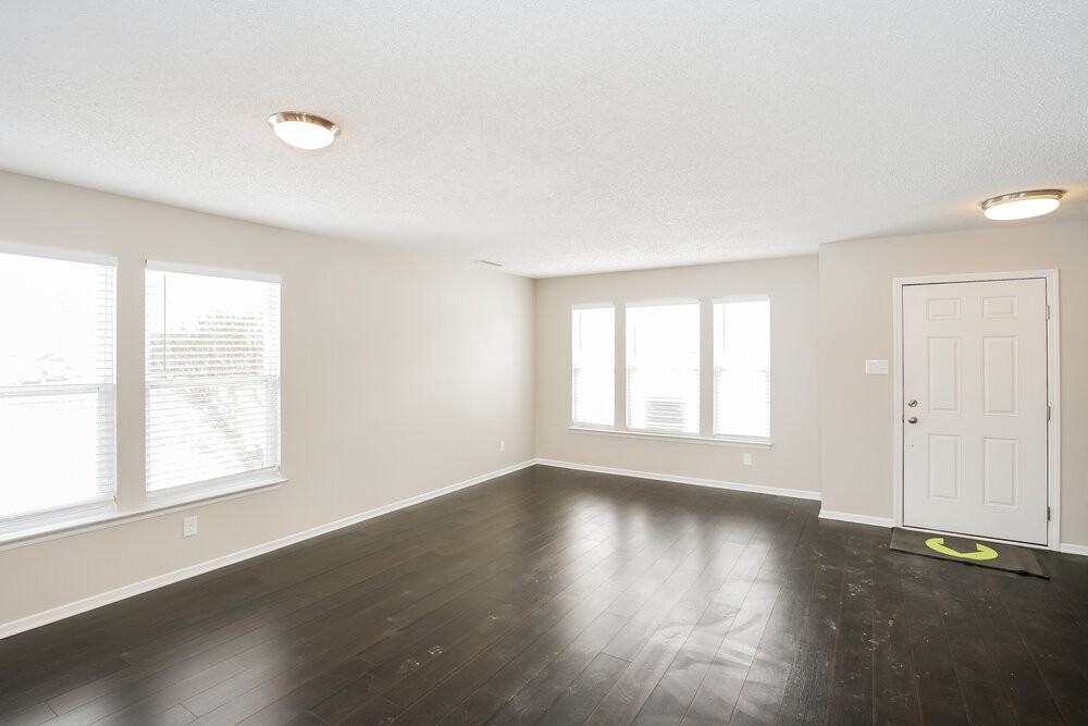 10110 Pine Grove Way - Photo 4 of 16