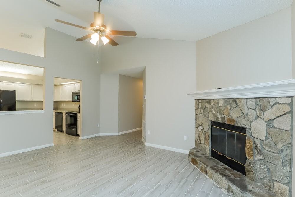 1864 Manitoba Ct S - Photo 4 of 21