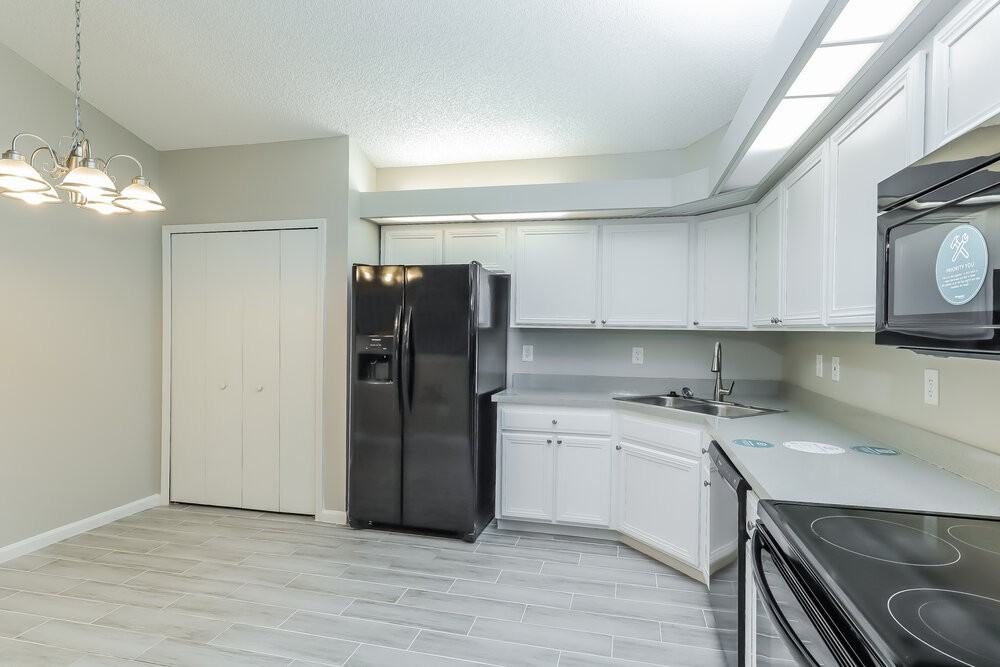1864 Manitoba Ct S - Photo 6 of 21